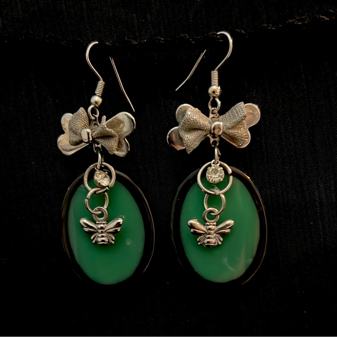 Green oval w/ silver bow bee